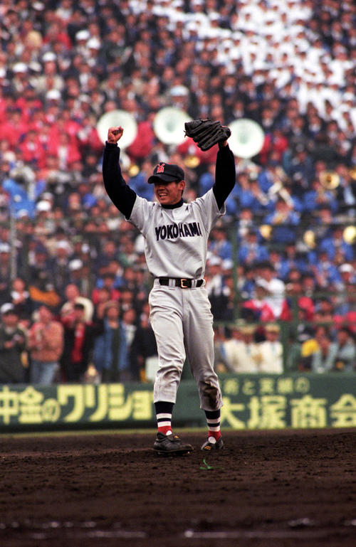 平成10年決勝　横浜対関大一　完封で優勝を決めた横浜エース松坂大輔は会心の笑みでガッツポーズ