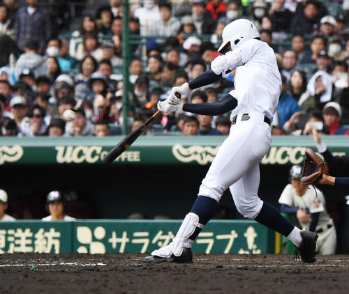習志野対東邦　5回裏東邦2死二塁、石川昂弥は右中間2点本塁打を放つ（撮影・奥田泰也）