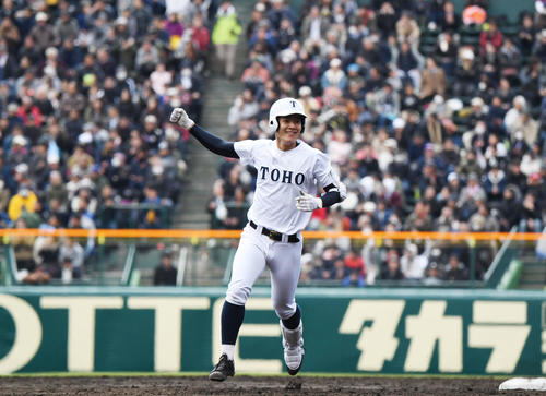 習志野対東邦　5回裏東邦2死二塁、石川昂弥は右中間2点本塁打を放つ（撮影・奥田泰也）