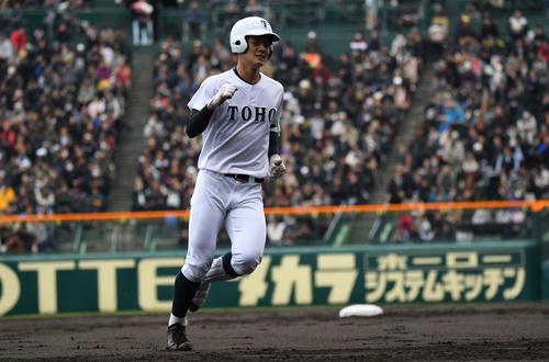 習志野対東邦　1回裏東邦1死一塁、石川昂弥が中越え2点本塁打を阪神つ（撮影・奥田泰也）