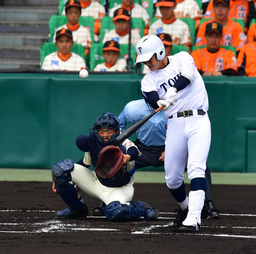 習志野対東邦　1回裏東邦1死一塁、中越え先制2点本塁打を放つ石川昂弥（撮影・清水貴仁）