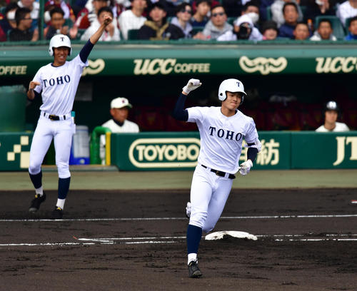 習志野対東邦　1回裏東邦1死一塁、中越え先制2点本塁打を放つ石川昂弥（撮影・清水貴仁）