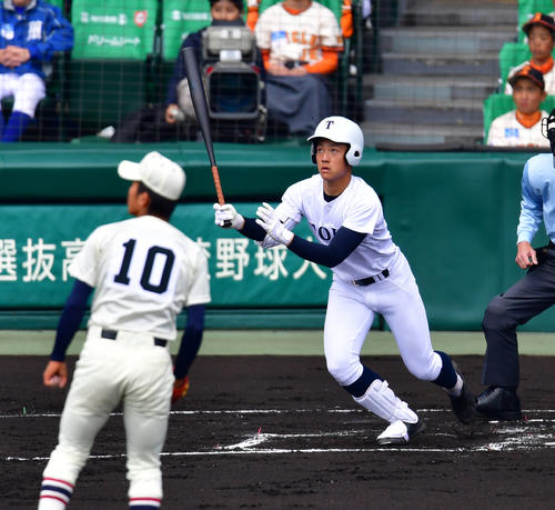 習志野対東邦　1回裏東邦2死一塁、右翼線へ適時三塁打を放つ吉納翼（撮影・清水貴仁）