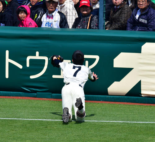 習志野対東邦　2回裏東邦1死、山田航大の左邪飛を好捕する習志野・竹縄俊希左翼手（撮影・清水貴仁）