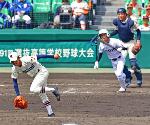 習志野対東邦　5回裏東邦無死、山田航大の打球が足に当たるマウンドの習志野・山内翔太投手（撮影・清水貴仁）