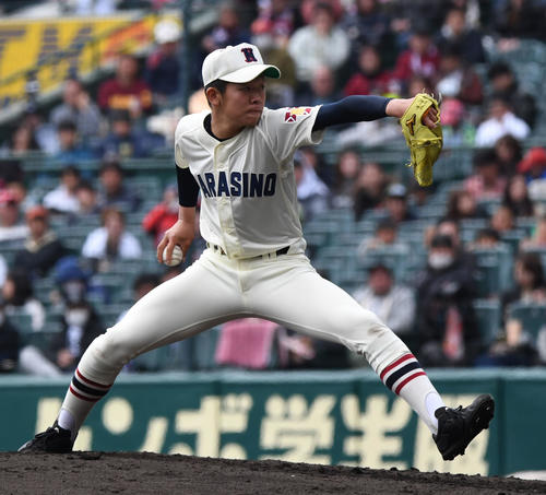 習志野対東邦　5回途中から登板した習志野・飯塚脩人（撮影・奥田泰也）