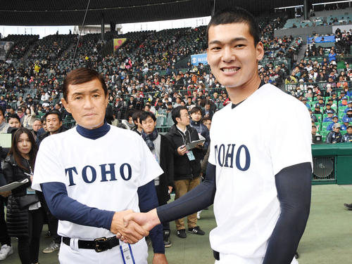 習志野対東邦　習志野に勝利し石川（右）は東邦・森田監督と握手をする（撮影・奥田泰也）