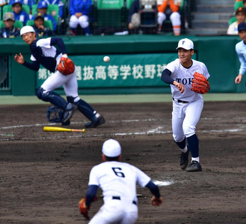 8回表習志野1死一塁、兼子を投ゴロ併殺に抑える石川（撮影・清水貴仁）