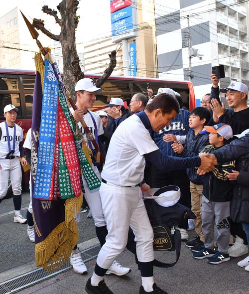 習志野対東邦　優勝旗を手に宿舎に戻る東邦・石川昂弥主将と森田泰弘監督（撮影・上田博志）＝2019年4月1日、甲子園球場