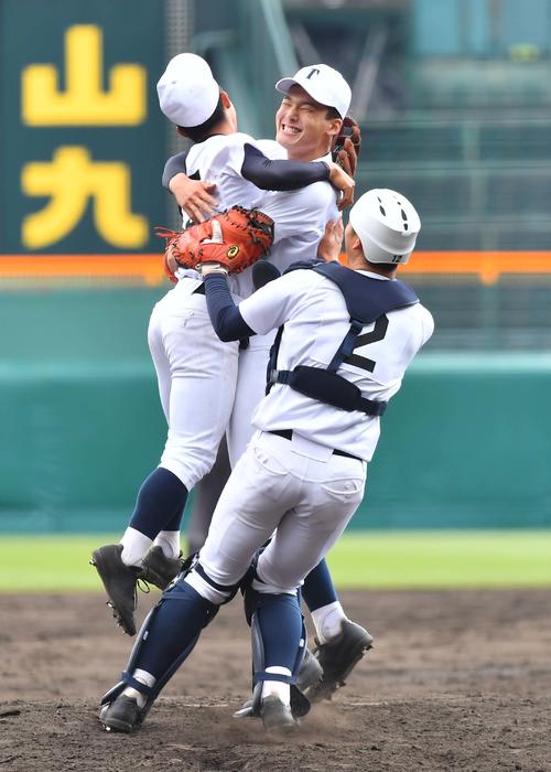 優勝を決めナインと喜びを爆発させる石川昂弥（中央）（撮影・上田博志）
