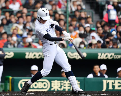 習志野対東邦　1回裏東邦1死一塁、右中間へ2点本塁打を放つ石川（撮影・横山健太）