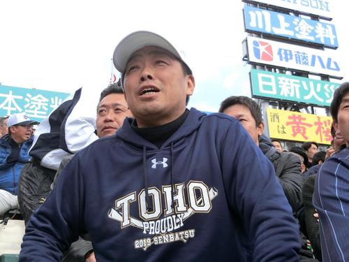声援を送る山田喜久夫氏（撮影・奥田隼人）