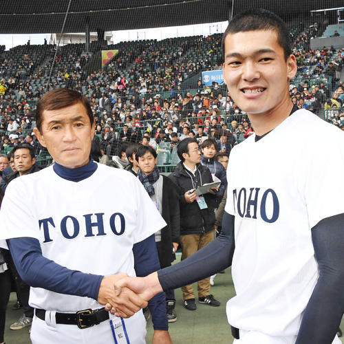 習志野対東邦　習志野に勝利し石川（右）は東邦・森田監督と握手をする（撮影・奥田泰也）