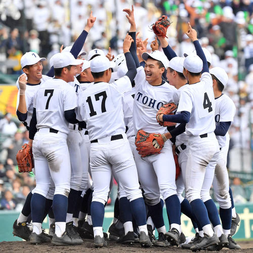 習志野対東邦　習志野に勝利し石川（右）は東邦・森田監督と握手をする（撮影・奥田泰也）