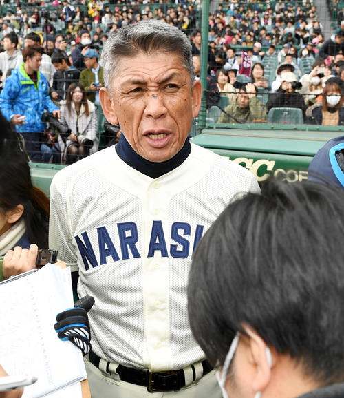習志野対東邦　試合後、記者の質問にこたえる習志野・小林監督（撮影・横山健太）
