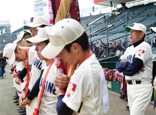習志野対東邦　試合後、悔しさをにじませる小林監督（右）と習志野ナイン（撮影・横山健太）