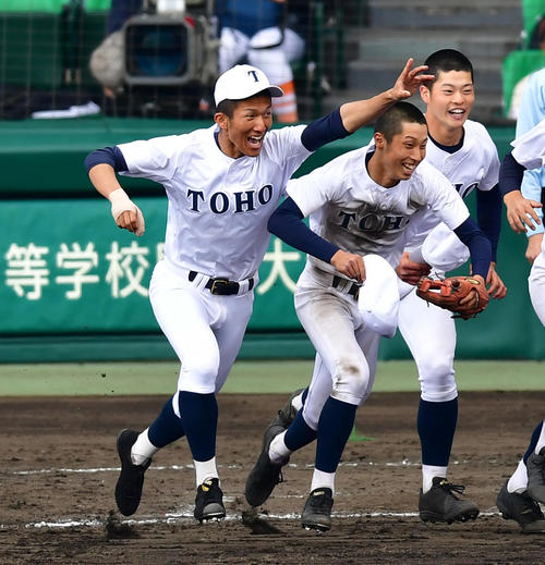習志野対東邦　優勝し笑顔で駆けだす東邦・河合佑真（左）（撮影・清水貴仁）