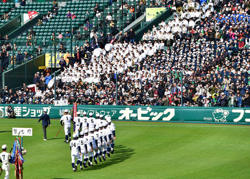 習志野対東邦　閉会式でグラウンドを1周する東邦ナイン（撮影・清水貴仁）