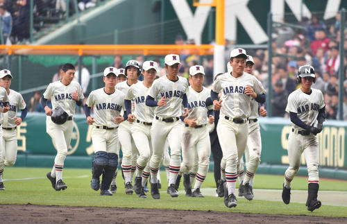 東邦に決勝で敗れアルプス応援団席にあいさつの後、ベンチに引き揚げる習志野ナイン（撮影・上田博志）