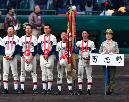 閉会式でメダルを首にかける習志野・竹縄俊希（右）と根本翔吾（右から2人目）らナインたち（撮影・清水貴仁）