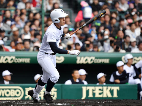 習志野対東邦　1回裏東邦1死一塁、右中間へ2点本塁打を放つ石川（撮影・横山健太）