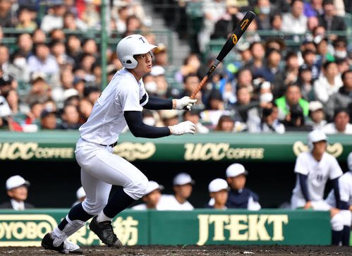 習志野対東邦　5回裏東邦2死二塁、右中間へ2点本塁打を放つ石川（撮影・横山健太）