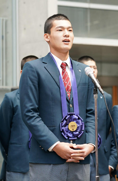 挨拶をする東邦・石川昂弥（撮影・森本幸一）