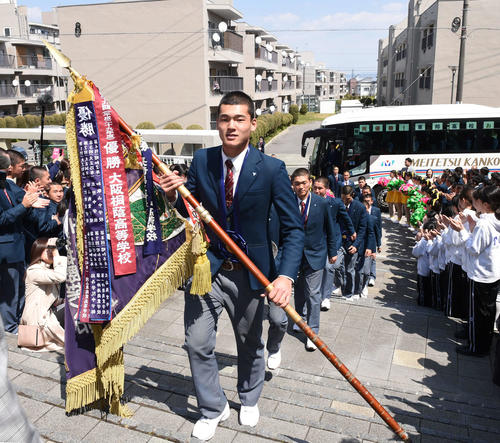 センバツを制し優勝旗を手に凱旋（がいせん）した東邦・石川（撮影・森本幸一）