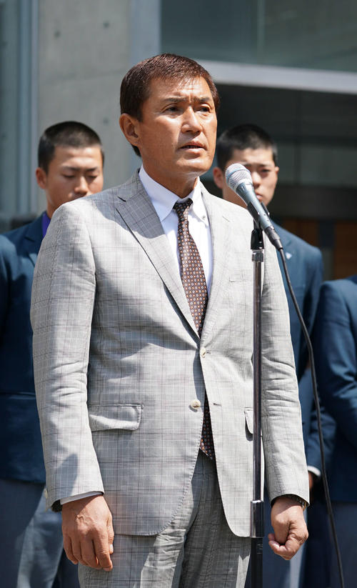 東邦高校優勝報告会　挨拶をする東邦・森田泰弘監督（撮影・森本幸一）