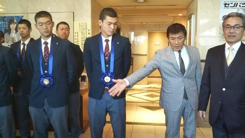 宿舎出発する前に関係者にあいさつする石川（中央）と森田監督（右）（撮影・柏原誠）