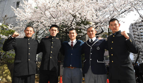 U18日本代表講習会を終え記念撮影に納まる、左から、星稜・奥川、大船渡・佐々木、東邦・石川、創志学園・西、横浜・及川（撮影・奥田泰也）
