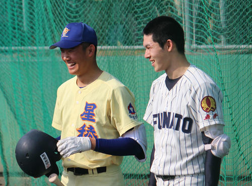 U18日本代表候補合宿に参加する星稜・奥川（左）と大船渡・佐々木（撮影・金子真仁）