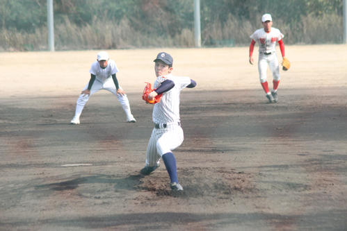 紅白戦で力投する大船渡・佐々木（撮影・柏原誠）