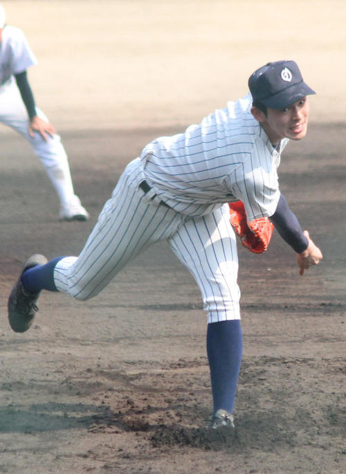 紅白戦で力投する大船渡・佐々木（撮影・柏原誠）