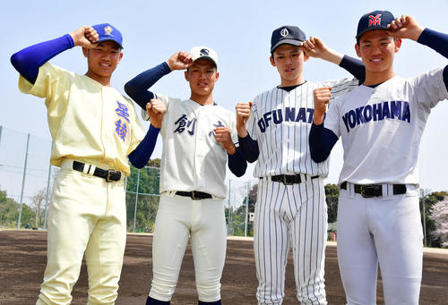 U18高校日本代表第1次候補による「国際大会対策合宿」でカメラマンの前でポーズを取る高校四天王、左から星稜・奥川恭伸、創志学園・西純矢、大船渡・佐々木朗希、横浜・及川雅貴（撮影・清水貴仁）