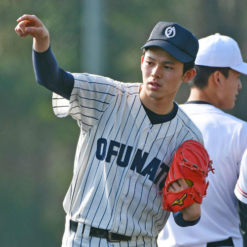 けん制の練習で三塁を指さす大船渡・佐々木朗希（撮影・清水貴仁）