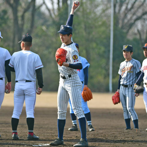 けん制練習を前に肩を大きく回す大船渡・佐々木朗希（撮影・清水貴仁）
