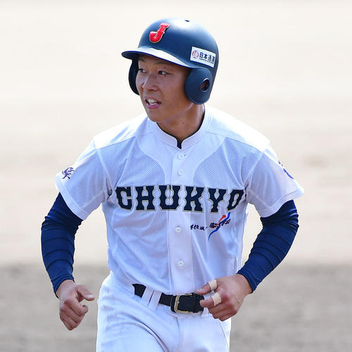 左手にテーピングを巻いて走塁練習を行う中京学院大中京・藤田（撮影・清水貴仁）