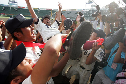 08年夏の甲子園で2度目の優勝を決め胴上げされる西谷監督