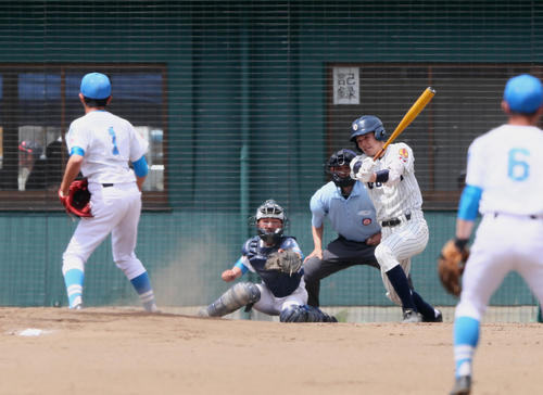 大船渡対高田　1回表大船渡1死一、三塁、佐々木は右前適時打を放つ（撮影・足立雅史）
