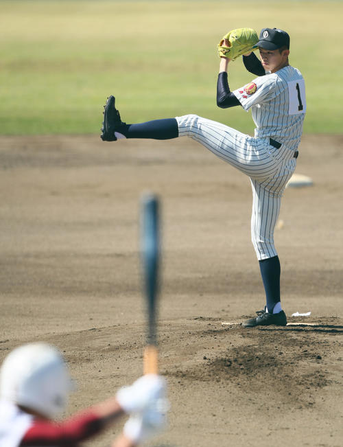 住田対大船渡　力投する大船渡・佐々木（撮影・足立雅史）