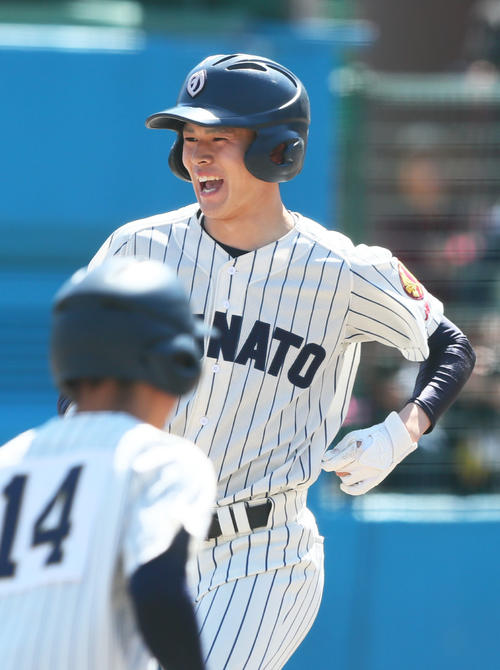 住田対大船渡　2回裏、生還し笑顔を見せる大船渡・佐々木（撮影・足立雅史）