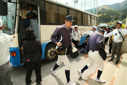 球場隣接の体育館に入る大船渡・佐々木（撮影・足立雅史）