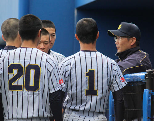 初陣勝利後にナインに話す東海大浦安・瀬戸新監督（撮影・金子真仁）