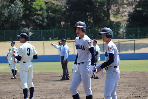 代打で出場し四球を選ぶ横浜・及川（撮影・金子真仁）