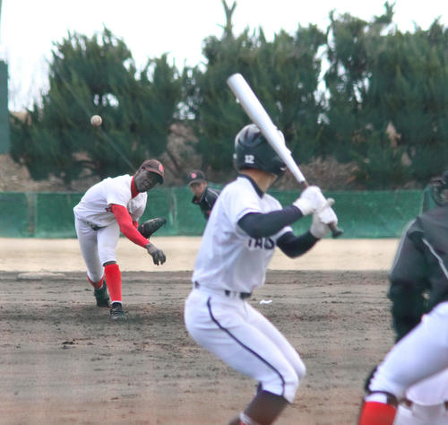 3月17日、練習試合に登板したジンバブエ人選手（撮影・柏原誠）