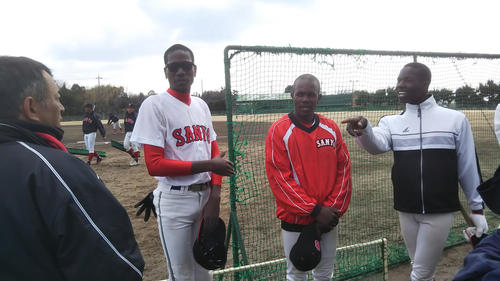 3月17日、堤監督（左）の話を聞くジンバブエからの選手（撮影・柏原誠）