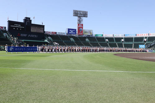 18年8月4日、第100回夏の甲子園の開会式リハーサルで入場行進した選手たち