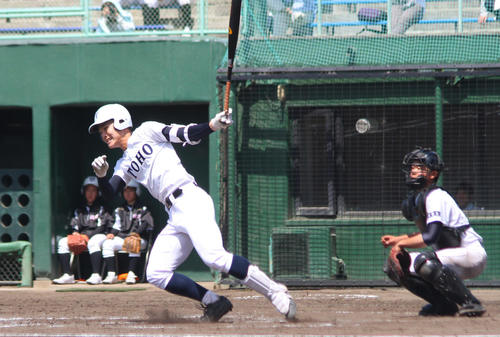 遊撃内野安打を放つ東邦・石川昂弥（撮影・柏原誠）