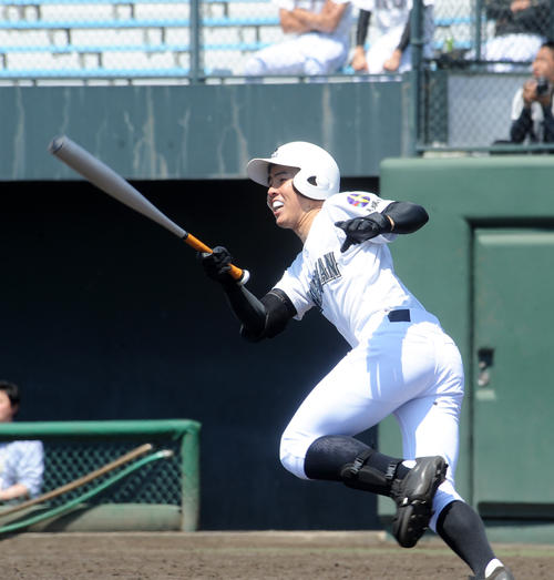 2回表真颯館2死一、二塁、4番の武内未来投手が左翼越えの3ランを放つ（撮影・浦田由紀夫）